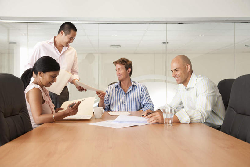 东方人,西方人,四个人,伙伴,朋友,商务人士,商务男性,商务女性,坐,说,横图,室内,白天,正面,衬衫,讨论,友谊,合作,团队,天花板,桌面,桌子,椅子,欧洲,欧洲人,亚洲,握,写字,套装,开会,会议,笔,材料,档案,文件,纸,办公桌,墙,办公用品,拿,拿着,黄种人,水笔,墙壁,墙面,文具,会议椅,手稿,学习用品,资料,战略,握着,办公椅,文具用品,证明,书写,文档,商务装,工薪阶层,联合,合谋,商务椅,培训椅,交流,配合,协作,男人,男性,女人,女性,中年男性,中年女性,白种人,亚洲人,印度人,白领,上班族,沟通,讲话,交谈,商讨,说话,谈话,坐着,半身,彩图,衬衣