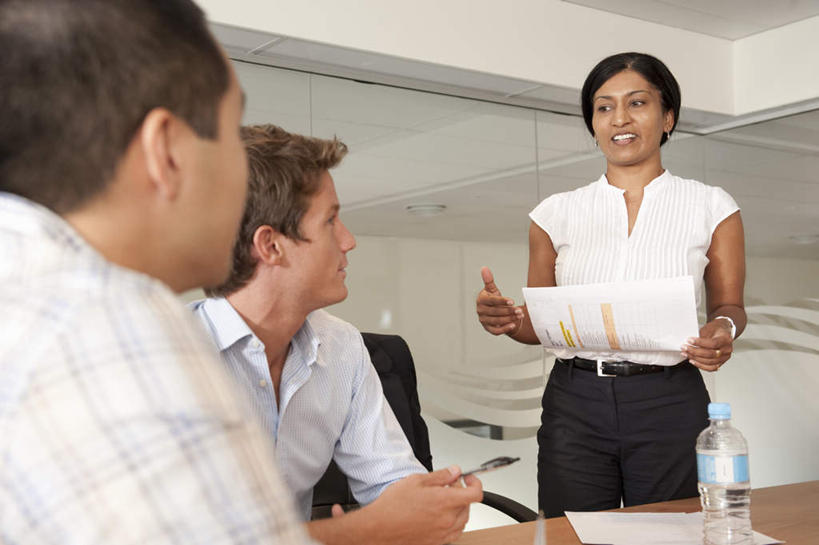 东方人,西方人,背部,三个人,伙伴,朋友,商务人士,商务男性,商务女性,办公室,站,坐,笑,说,微笑,横图,室内,白天,正面,衬衫,讨论,友谊,合作,团队,水,家具,天花板,桌子,椅子,欧洲,欧洲人,亚洲,套装,开会,会议,材料,档案,文件,液体,纸,办公桌,墙,注视,黄种人,饮用水,墙壁,墙面,会议椅,瓶子,手稿,塑料制品,资料,矿泉水,观察,看,站着,塑料瓶,战略,观看,办公椅,证明,察看,关注,文档,商务装,工薪阶层,蒸馏水,办公家具,联合,合谋,商务椅,培训椅,交流,配合,协作,男人,男性,女人,女性,中年男性,中年女性,白种人,亚洲人,印度人,白领,上班族,沟通,讲话,交谈,商讨,说话,谈话,站立,坐着,半身,彩图,衬衣