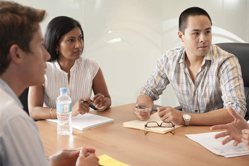 东方人,西方人,三个人,伙伴,朋友,商务人士,商务男性,商务女性,办公室,坐,笑,说,微笑,横图,室内,白天,正面,衬衫,讨论,友谊,合作,团队,家具,桌子,椅子,欧洲,欧洲人,亚洲,套装,开会,会议,笔,材料,档案,文件,眼镜,纸,办公桌,墙,办公用品,注视,黄种人,墙壁,墙面,文具,会议椅,瓶子,手稿,塑料制品,学习用品,资料,观察,看,塑料瓶,战略,观看,办公椅,文具用品,证明,察看,关注,文档,商务装,近视眼镜,工薪阶层,办公家具,联合,合谋,商务椅,培训椅,交流,配合,协作,男人,男性,女人,女性,中年男性,中年女性,白种人,亚洲人,印度人,白领,上班族,沟通,讲话,交谈,商讨,说话,谈话,坐着,半身,彩图,衬衣