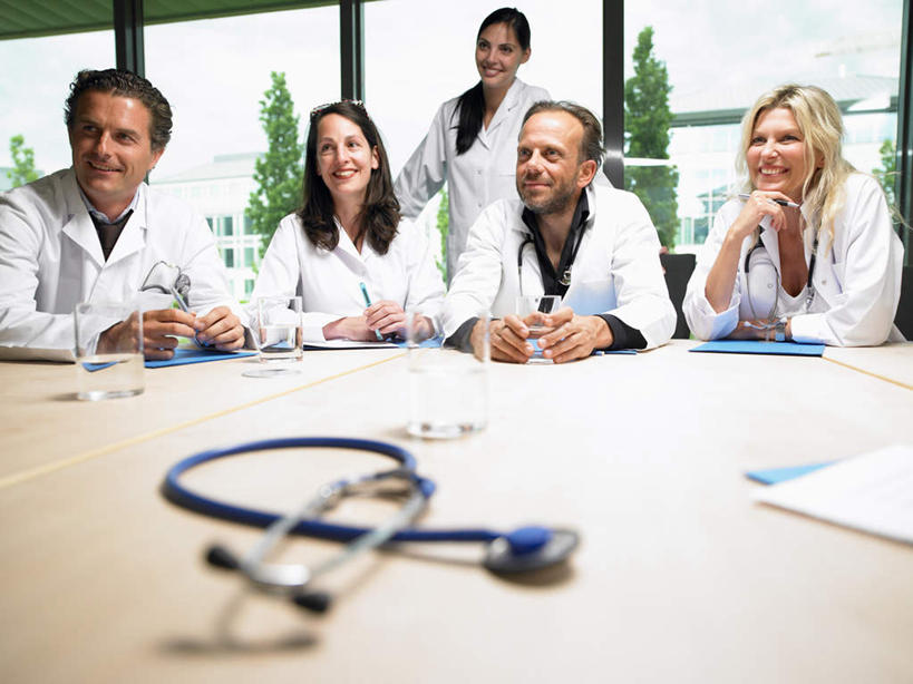 西方人,伙伴,朋友,医生,办公室,站,坐,笑,说,微笑,露齿笑,横图,室内,白天,正面,讨论,友谊,合作,团队,植物,窗户,家具,桌子,椅子,欧洲,欧洲人,五个人,撑,开会,朦胧,模糊,会议,材料,档案,文件,纸,办公桌,许多人,托腮,注视,玻璃窗,树,树木,绿色,自然,会议椅,手稿,听诊器,资料,观察,看,托,站着,一群人,医护人员,医疗人员,战略,生长,成长,观看,办公椅,证明,察看,医疗设备,白大褂,关注,托下巴,文档,医疗器械,医疗工具,办公家具,联合,合谋,商务椅,培训椅,检测工具,交流,配合,协作,男人,男性,年轻女性,女人,女性,中年男性,中年女性,白种人,大夫,沟通,讲话,交谈,商讨,说话,谈话,站立,坐着,半身,彩图