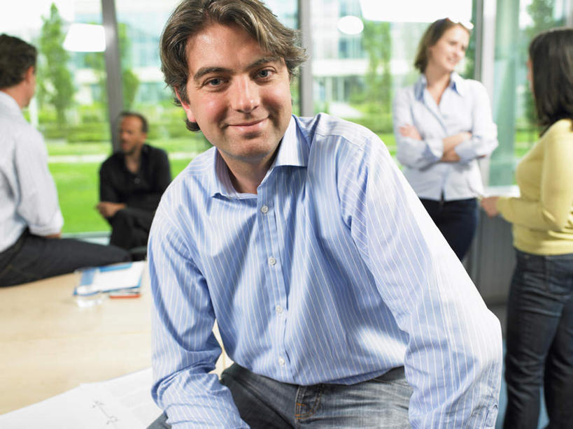 西方人,伙伴,朋友,商务人士,商务男性,商务女性,办公室,站,坐,笑,双手交叉,微笑,横图,室内,白天,正面,衬衫,友谊,合作,团队,水,植物,窗户,家具,桌子,杯子,椅子,欧洲,欧洲人,五个人,套装,朦胧,模糊,材料,档案,文件,液体,纸,办公桌,许多人,注视,饮用水,玻璃窗,玻璃制品,树,树木,绿色,自然,会议椅,手稿,水杯,资料,矿泉水,观察,看,站着,一群人,战略,生长,成长,观看,办公椅,证明,察看,双手抱胸,关注,文档,商务装,工薪阶层,蒸馏水,办公家具,联合,合谋,商务椅,培训椅,配合,协作,男人,男性,年轻女性,女人,女性,中年男性,中年女性,白种人,白领,上班族,玻璃杯,站立,坐着,半身,彩图,衬衣