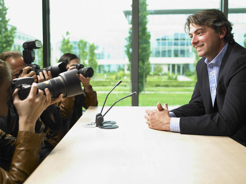 西方人,四个人,伙伴,朋友,商务人士,记者,商务女性,坐,笑,微笑,露齿笑,横图,室内,白天,侧面,友谊,合作,团队,植物,窗户,桌面,桌子,相机,欧洲,欧洲人,握,套装,办公桌,拿,拿着,注视,玻璃窗,树,树木,拍照,绿色,自然,话筒,数码相机,观察,看,演讲,单反,战略,握着,摄影,生长,成长,报告,观看,单反相机,察看,麦克风,演说,关注,扩音器,商务装,宣传,传声器,工薪阶层,联合,合谋,微音器,鼓动,记者招待会,讲演,配合,协作,男人,男性,年轻女性,女人,女性,中年男性,白种人,白领,上班族,新闻工作者,新闻记者,照相机,坐着,半身,彩图,照相