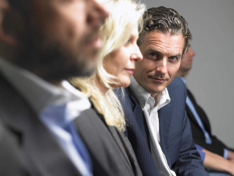 西方人,脸,头,脸颊,胡须,伙伴,朋友,商务人士,商务男性,商务女性,办公室,会议室,坐,笑,微笑,露齿笑,横图,室内,特写,白天,侧面,衬衫,友谊,合作,团队,欧洲,欧洲人,五个人,一排,阴影,套装,朦胧,模糊,整齐,光线,影子,墙,灯光,许多人,注视,墙壁,墙面,排列,观察,看,一群人,战略,观看,等待,察看,队列,关注,商务装,工薪阶层,联合,合谋,配合,协作,男人,男性,年轻女性,女人,女性,中年男性,中年女性,白种人,头部,胡子,络腮胡,脸部,脸蛋,面部,白领,上班族,坐着,半身,彩图,衬衣