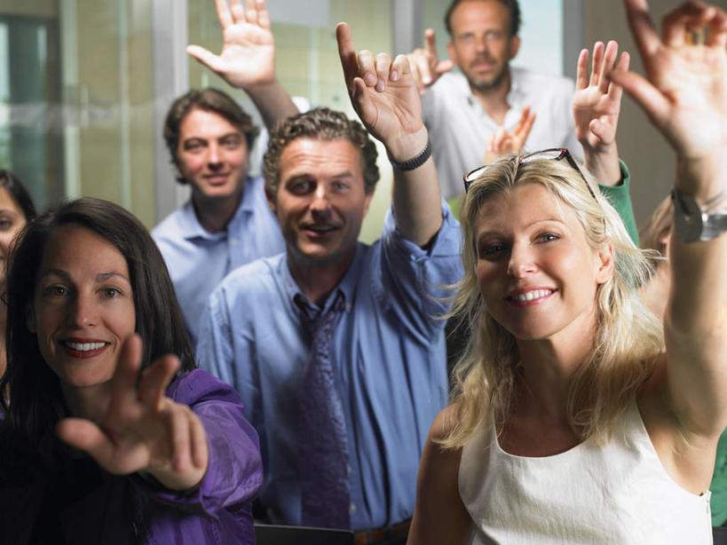 西方人,伙伴,朋友,商务人士,商务男性,商务女性,办公室,会议室,坐,举,笑,微笑,露齿笑,横图,室内,白天,正面,衬衫,友谊,合作,团队,欧洲,欧洲人,阴影,套装,开会,会议,时间,光线,时钟,手表,影子,墙,灯光,许多人,计时,注视,墙壁,墙面,钟表,观察,看,托,一群人,表,战略,观看,腕表,察看,关注,商务装,工薪阶层,回答,联合,合谋,配合,协作,男人,男性,年轻女性,女人,女性,中年男性,中年女性,白种人,白领,上班族,钟,举起,举手,举着,向上举,向上伸,向上托,坐着,半身,彩图,衬衣