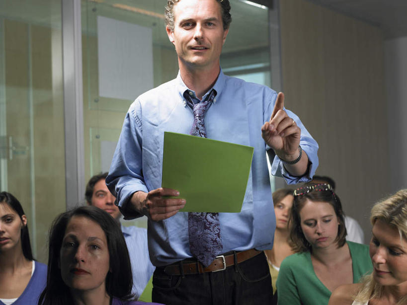 西方人,伙伴,朋友,商务人士,商务男性,商务女性,办公室,会议室,站,坐,举,笑,说,微笑,横图,室内,白天,正面,衬衫,讨论,友谊,合作,团队,欧洲,欧洲人,握,阴影,套装,开会,会议,时间,光线,时钟,手表,影子,墙,灯光,许多人,拿,计时,拿着,注视,墙壁,墙面,钟表,观察,看,托,站着,一群人,表,战略,握着,观看,腕表,察看,关注,商务装,工薪阶层,回答,联合,合谋,交流,配合,协作,男人,男性,年轻女性,女人,女性,中年男性,中年女性,白种人,白领,上班族,钟,沟通,讲话,交谈,举起,举手,举着,商讨,说话,谈话,向上举,向上伸,向上托,站立,坐着,半身,彩图,衬衣