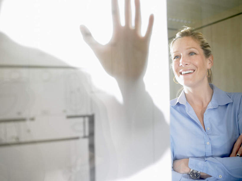 西方人,两个人,伙伴,朋友,商务人士,商务男性,商务女性,办公室,站,笑,双手交叉,微笑,露齿笑,横图,室内,白天,正面,衬衫,友谊,合作,团队,窗户,欧洲,欧洲人,阴影,套装,光线,图纸,影子,灯光,设计图,注视,玻璃窗,观察,看,站着,战略,观看,察看,双手抱胸,张开五指,关注,商务装,工程图,草图,蓝图,工薪阶层,联合,合谋,配合,协作,男人,男性,女人,女性,中年男性,中年女性,白种人,白领,上班族,设计,站立,半身,彩图,衬衣,五指张开