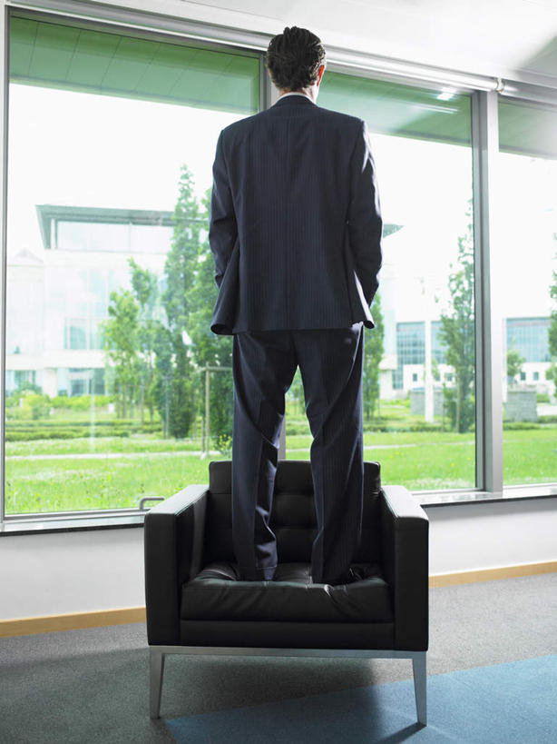 西方人,一个人,商务人士,商务男性,办公室,站,竖图,室内,白天,衬衫,窗户,落地窗,沙发,天花板,欧洲,欧洲人,仅一个男性,仅一个人,仅一个中年男性,套装,地面,玻璃窗,背面,黑色,站着,双手插袋,商务装,手插袋,工薪阶层,双手抄兜,双手放兜,男人,男性,中年男性,白种人,白领,上班族,插兜,两手抄兜,两手放兜,手插兜,手放口袋,站立,彩图,全身,衬衣,手抄兜,皮沙发