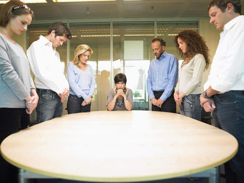 西方人,伙伴,朋友,商务人士,商务男性,商务女性,办公室,会议室,站,坐,横图,室内,白天,正面,衬衫,友谊,合作,团队,天花板,桌子,欧洲,欧洲人,套装,开会,会议,办公桌,墙,许多人,注视,墙壁,墙面,低头,观察,看,手放前,站着,一群人,战略,观看,察看,关注,商务装,工薪阶层,联合,合谋,垂头,配合,协作,男人,男性,年轻女性,女人,女性,中年男性,中年女性,白种人,白领,上班族,站立,坐着,半身,彩图,衬衣