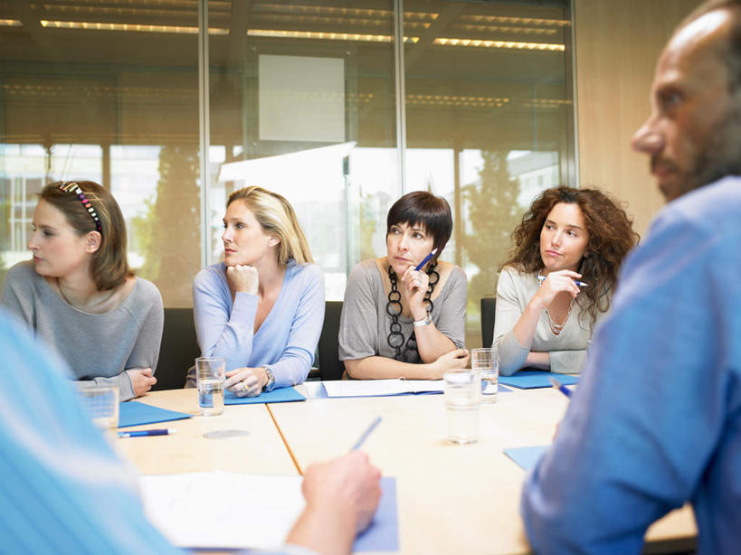 西方人,背部,伙伴,朋友,商务人士,商务男性,商务女性,办公室,坐,说,横图,室内,白天,正面,衬衫,讨论,友谊,合作,团队,水,植物,窗户,家具,桌子,杯子,椅子,欧洲,欧洲人,撑,握,套装,开会,会议,笔,材料,档案,文件,液体,纸,办公桌,办公用品,许多人,拿,拿着,托腮,注视,饮用水,玻璃窗,玻璃制品,文具,树,树木,绿色,自然,会议椅,手稿,水杯,学习用品,资料,矿泉水,观察,看,托,一群人,战略,握着,生长,成长,观看,办公椅,文具用品,证明,察看,关注,托下巴,文档,商务装,工薪阶层,蒸馏水,办公家具,联合,合谋,商务椅,培训椅,交流,配合,协作,男人,男性,年轻女性,女人,女性,中年男性,中年女性,白种人,白领,上班族,玻璃杯,沟通,讲话,交谈,商讨,说话,谈话,坐着,半身,彩图,衬衣