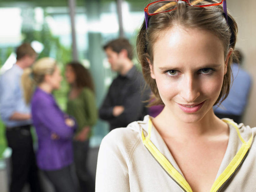 西方人,脸,头,脸颊,伙伴,朋友,商务人士,商务女性,办公室,站,笑,说,双手交叉,微笑,横图,室内,特写,白天,正面,讨论,友谊,合作,团队,植物,窗户,欧洲,欧洲人,套装,朦胧,模糊,眼镜,墙,许多人,注视,肩膀,玻璃窗,墙壁,墙面,树,树木,绿色,自然,观察,看,站着,一群人,战略,生长,成长,观看,察看,双手抱胸,关注,商务装,近视眼镜,工薪阶层,联合,合谋,交流,配合,协作,男人,男性,年轻女性,女人,女性,中年男性,中年女性,白种人,头部,脸部,脸蛋,面部,白领,上班族,沟通,讲话,交谈,商讨,说话,谈话,站立,半身,彩图