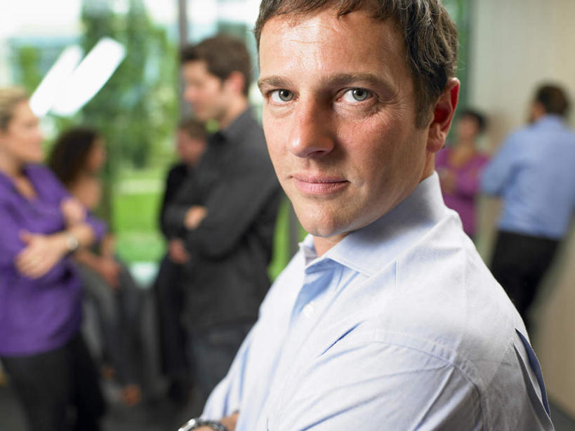 西方人,脸,头,脸颊,伙伴,朋友,商务人士,商务男性,办公室,站,笑,说,双手交叉,微笑,横图,室内,特写,白天,正面,衬衫,讨论,友谊,合作,团队,植物,窗户,欧洲,欧洲人,套装,朦胧,模糊,墙,许多人,注视,肩膀,玻璃窗,墙壁,墙面,树,树木,绿色,自然,观察,看,站着,一群人,战略,生长,成长,观看,察看,双手抱胸,关注,商务装,工薪阶层,联合,合谋,交流,配合,协作,男人,男性,年轻女性,女人,女性,中年男性,中年女性,白种人,头部,脸部,脸蛋,面部,白领,上班族,沟通,讲话,交谈,商讨,说话,谈话,站立,半身,彩图,衬衣