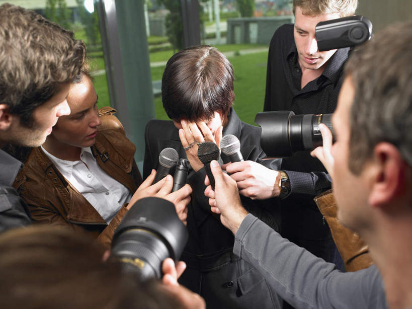 西方人,伙伴,朋友,商务人士,商务女性,办公室,站,横图,室内,白天,正面,友谊,合作,团队,草地,草坪,植物,窗户,相机,欧洲,欧洲人,握,套装,许多人,拿,拿着,注视,玻璃窗,草,树,树木,拍照,绿色,自然,话筒,数码相机,观察,看,站着,一群人,单反,战略,握着,捂,遮,遮掩,摄影,生长,成长,观看,单反相机,察看,麦克风,掩盖,遮挡,关注,扩音器,商务装,传声器,工薪阶层,遮盖,采访,联合,合谋,掩饰,微音器,配合,协作,男人,男性,年轻女性,女人,女性,中年男性,中年女性,白种人,白领,上班族,照相机,站立,半身,彩图,照相