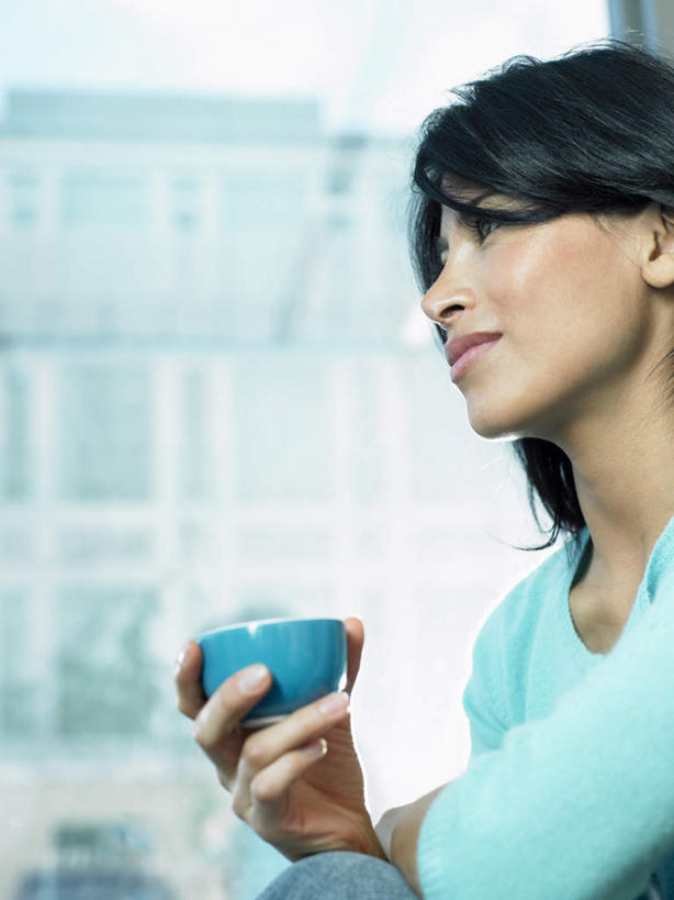 西方人,一个人,商务人士,商务女性,办公室,坐,笑,微笑,竖图,室内,白天,仰视,窗户,杯子,欧洲,欧洲人,仅一个年轻女性,仅一个女性,仅一个人,握,阴影,套装,光线,瓷器,影子,咖啡杯,陶瓷制品,拿,拿着,注视,玻璃窗,阳光,观察,看,握着,观看,察看,关注,瓷杯,商务装,工薪阶层,茶水间,年轻女性,女人,女性,白种人,白领,上班族,坐着,半身,彩图,低角度拍摄