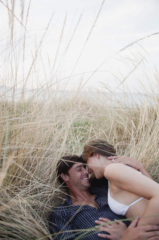 西方人,两个人,夫妻,躺,抱,笑,吻,微笑,露齿笑,竖图,俯视,室外,白天,泳装,比基尼,衬衫,爱情,沙滩,植物,欧洲,欧洲人,枯萎,沙子,海岸,枯草,沙地,浪漫,注视,相视,草,黄色,白色,天空,天,观察,看,趴着,面对面,恩爱,恋人,抱着,观看,对视,察看,互视,搂着,关注,相对,相看,卧着,男人,男性,年轻男性,年轻女性,女人,女性,白种人,夫妇,情侣,海滩,搂,搂抱,趴,亲,亲吻,躺着,卧,半身,彩图,高角度拍摄,衬衣,三点式,泳衣,伴侣