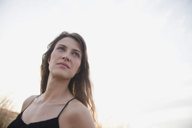 西方人,一个人,站,横图,室外,白天,仰视,裙子,沙滩,植物,欧洲,欧洲人,仅一个年轻女性,仅一个女性,仅一个人,阴影,连衣裙,枯萎,光线,沙子,影子,海岸,棕色,枯草,沙地,注视,草,黄色,黑色,天空,阳光,天,观察,看,站着,思考,皱眉,观看,吊带裙,察看,关注,思虑,年轻女性,女人,女性,白种人,长发,卷发,海滩,站立,半身,彩图,低角度拍摄