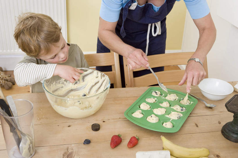 西方人,儿童,中年人,两个人,家庭,母亲,儿子,站,坐,横图,俯视,室内,白天,纯洁,实验,仪器,餐桌,厨房,桌子,草莓,浆果,蓝莓,香蕉,水果,椅子,玻璃,欧洲,欧洲人,握,制作,服装,新鲜,研究,分析,化学,测试,围裙,勺子,木椅,墙,生食,食品,果实,拿,拿着,注视,休闲装,墙壁,墙面,玻璃制品,食物,小孩,衣服,容器,调羹,汤匙,碗,观察,看,站着,休闲,温暖,温馨,母子,一家人,休闲服,可爱,母爱,平衡,童年,童趣,握着,服饰,有机食品,绿色食品,餐台,模具,观看,储藏,和睦,察看,衡量,储存,关注,计量,童真,烂漫,无邪,试验耗材,实验用品,托盘天平,天真,男孩,女人,女性,中年女性,白种人,孩子,秤,天平称,天平秤,洋莓,水果皇后,山都柿,蓝浆果,蓝靛果,红莓,甘蕉,地莓,站立,坐着,半身,彩图,高角度拍摄,灶间,融洽,贮存,男生