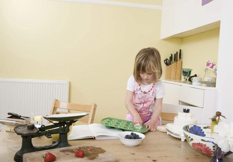 西方人,儿童,一个人,站,横图,室内,白天,正面,纯洁,实验,仪器,餐桌,厨房,桌子,草莓,浆果,蓝莓,香蕉,水果,椅子,玻璃,欧洲,欧洲人,仅一个女性,仅一个人,握,制作,服装,新鲜,研究,分析,化学,测试,勺子,木椅,墙,蛋,鸡蛋,生食,食品,果实,拿,拿着,注视,休闲装,墙壁,墙面,玻璃制品,食物,小孩,衣服,容器,调羹,汤匙,碗,观察,看,站着,仅一个小孩,休闲,休闲服,可爱,平衡,童年,童趣,握着,服饰,有机食品,绿色食品,餐台,模具,观看,储藏,察看,衡量,储存,关注,计量,童真,烂漫,无邪,试验耗材,实验用品,卵,托盘天平,天真,女孩,女人,女性,白种人,孩子,秤,天平称,天平秤,洋莓,水果皇后,山都柿,蓝浆果,蓝靛果,红莓,甘蕉,地莓,站立,半身,彩图,灶间,贮存,女生