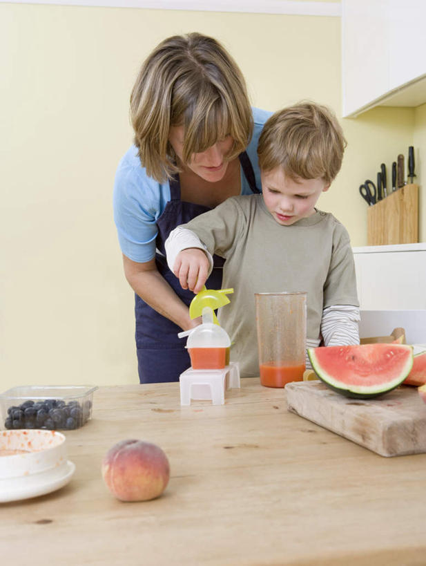 西方人,儿童,中年人,两个人,家庭,母亲,儿子,站,抱,竖图,室内,白天,正面,纯洁,餐桌,厨房,桌面,桌子,浆果,蓝莓,桃子,西瓜,水果,椅子,金属制品,欧洲,欧洲人,握,制作,服装,新鲜,金属,工具,围裙,木椅,墙,生食,食品,果实,案板,刀具,清凉,拿,拿着,注视,休闲装,棒冰,冰棍,墙壁,墙面,砧板,食物,小孩,衣服,保鲜盒,刀,冷饮,观察,看,站着,休闲,舒服,温暖,温馨,母子,一家人,休闲服,可爱,母爱,童年,童趣,握着,服饰,有机食品,绿色食品,餐台,模具,抱着,观看,解暑,和睦,察看,搂着,冰棒,关注,解渴,菜刀,童真,烂漫,无邪,舒爽,肺果,消暑,切菜刀,冰条,天真,男孩,女人,女性,中年女性,白种人,孩子,山都柿,蓝浆果,蓝靛果,寒瓜,搂,搂抱,站立,半身,彩图,灶间,厨房料理台,融洽,男生,料理台