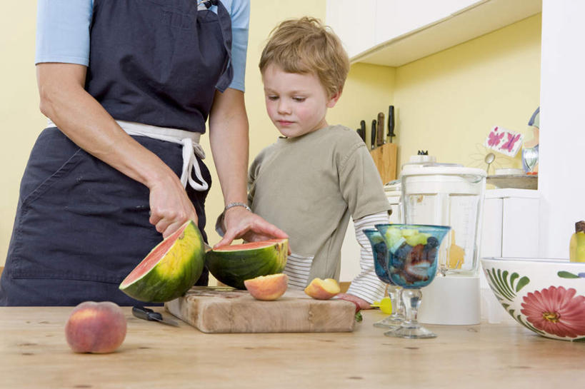 西方人,儿童,中年人,两个人,家庭,母亲,儿子,站,横图,室内,白天,正面,纯洁,餐桌,厨房,桌面,桌子,苹果,浆果,蓝莓,桃子,西瓜,水果,椅子,金属制品,欧洲,欧洲人,握,制作,服装,新鲜,金属,工具,围裙,木椅,墙,生食,食品,果实,案板,刀具,拿,拿着,注视,休闲装,榨汁机,墙壁,墙面,砧板,食物,小孩,衣服,刀,观察,看,切,站着,休闲,温暖,温馨,母子,一家人,休闲服,可爱,母爱,童年,童趣,握着,服饰,有机食品,绿色食品,餐台,观看,和睦,察看,关注,菜刀,童真,烂漫,无邪,肺果,手动榨汁机,切菜刀,天真,男孩,女人,女性,中年女性,白种人,孩子,山都柿,蓝浆果,蓝靛果,寒瓜,站立,半身,彩图,灶间,厨房料理台,融洽,男生,料理台