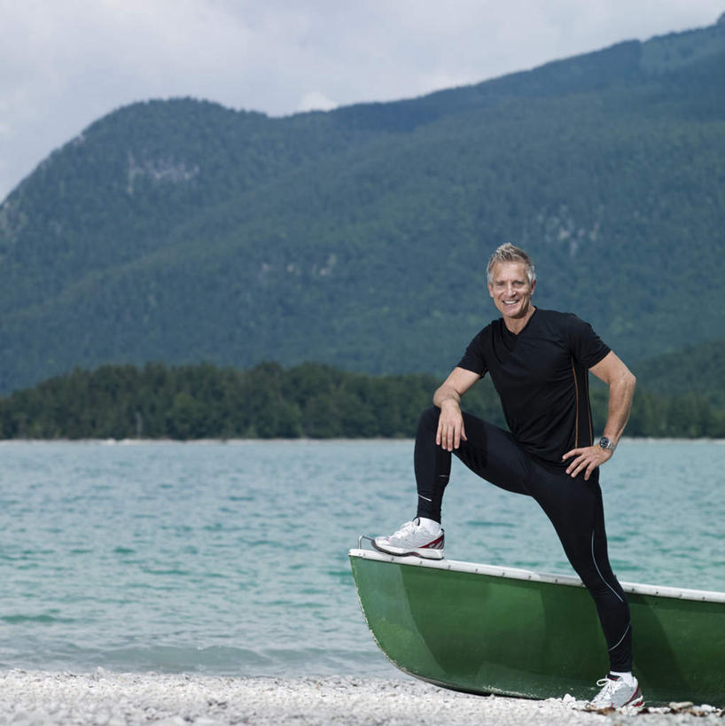 西方人,一个人,站,笑,微笑,竖图,室外,白天,正面,运动服,湖,湖泊,沙滩,山,水,轮船,船,欧洲,欧洲人,仅一个男性,仅一个人,仅一个中年男性,一艘,停靠,阴影,服装,光线,沙子,影子,河岸,河滩,湖面,山峰,水流,水面,云,云朵,沙地,山峦,云彩,注视,手叉腰,衣服,蓝色,黑色,白云,蓝天,天空,阳光,交通工具,湖水,天,叉腰,观察,看,站着,搭,服饰,晴朗,观看,察看,衣着,穿着,搭着,关注,停泊,载具,衣饰,男人,男性,中年男性,白种人,晴空,屈膝,站立,彩图,全身,运动装