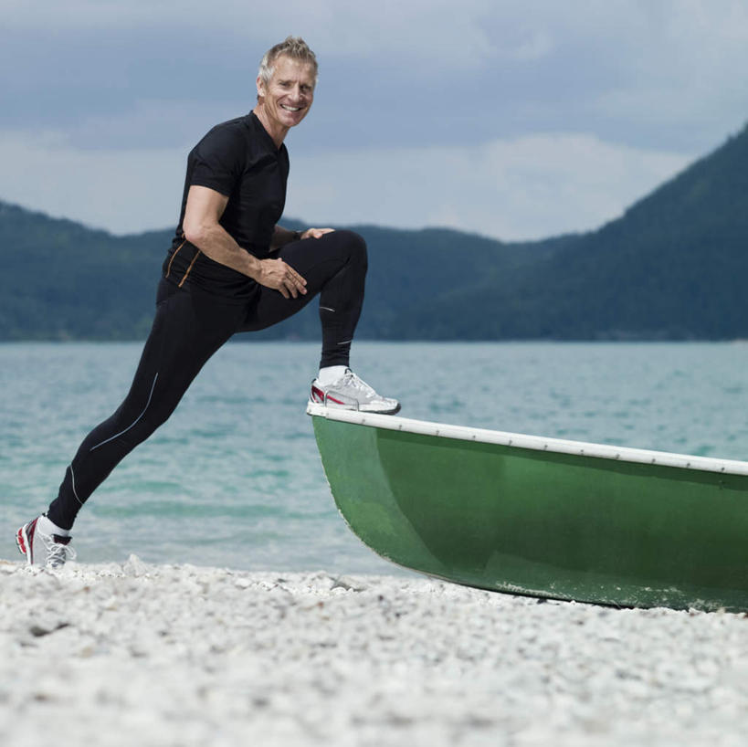 西方人,一个人,站,笑,微笑,横图,室外,白天,侧面,运动服,湖,湖泊,沙滩,山,水,轮船,船,欧洲,欧洲人,仅一个男性,仅一个人,仅一个中年男性,一艘,停靠,阴影,服装,光线,沙子,影子,河岸,河滩,湖面,山峰,水流,水面,云,云朵,沙地,山峦,云彩,注视,衣服,蓝色,黑色,白云,蓝天,天空,阳光,交通工具,湖水,天,观察,看,站着,压腿,服饰,晴朗,观看,察看,衣着,穿着,关注,停泊,热身,载具,衣饰,男人,男性,中年男性,白种人,晴空,屈膝,站立,彩图,全身,运动装