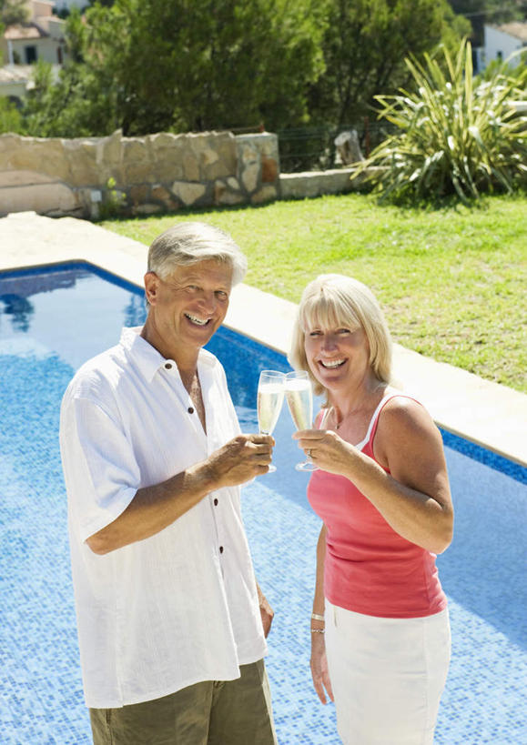 葡萄酒,西方人,中年人,两个人,家庭,夫妻,游泳池,站,笑,微笑,露齿笑,竖图,俯视,室外,白天,衬衫,爱情,奢侈,快乐,草地,草坪,水,植物,杯子,吊带,欧洲,欧洲人,握,阴影,庆祝,光线,高脚杯,影子,水池,水面,两杯,浪漫,拿,拿着,注视,吊带衫,泳池,玻璃制品,酒,草,树,树木,饮料,蓝色,绿色,白色,阳光,自然,酒杯,香槟,干杯,观察,看,碰杯,站着,温暖,温馨,一家人,恩爱,交际,友好,诱惑,握着,恋人,生长,成长,观看,庆贺,和睦,察看,关注,礼仪,敬酒,香槟杯,劝酒,气泡酒,起泡酒,汽酒,男人,男性,女人,女性,中年男性,中年女性,白种人,夫妇,情侣,玻璃杯,站立,半身,彩图,高角度拍摄,衬衣,高兴,欢笑,伴侣,融洽