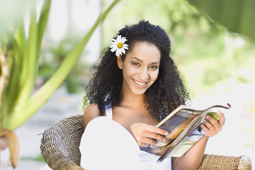 西方人,一个人,坐,笑,微笑,露齿笑,横图,室外,白天,正面,裙子,阅读,快乐,幸福,草地,草坪,植物,杂志,椅子,欧洲,非洲,黑人,欧洲人,仅一个年轻女性,仅一个女性,仅一个人,握,学习,阴影,连衣裙,朦胧,模糊,盛开,光线,影子,玛格丽特,拿,花蕾,拿着,注视,草,雏菊,花,花瓣,花朵,鲜花,红色,绿色,白色,黑色,阳光,花苞,花蕊,观察,看,菊花,活力,读书,浏览,握着,观看,希望,察看,坚强,关注,和平,离别,延命菊,幸福花,春菊,马兰头花,暗恋,纯情,单恋,天真,年轻女性,女人,女性,非洲人,长发,卷发,屈膝,坐着,半身,彩图,愉快