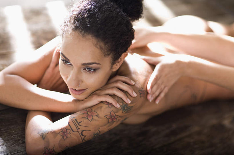 西方人,两个人,按摩师,笑,微笑,露齿笑,横图,俯视,室外,白天,按摩,美容,时尚,床,欧洲,非洲,黑人,欧洲人,护肤,木制,床单,注视,文化,被子,裸露,纹身,黑色,木制品,观察,看,趴着,保养,享受,休闲,健康,放松,个性,SPA水疗,保健,温泉浴场,信仰,观看,察看,被单,关注,刺青,裸,追求,想象,养颜,指压,按摩床,文身,勇气,崇拜,张扬,年轻女性,女人,女性,非洲人,长发,卷发,技师,矿泉疗养地,趴,半身,彩图,高角度拍摄,水疗,推拿,搓背床,理疗床,美容床,指压床