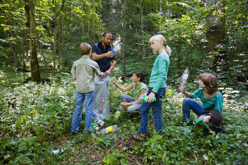 西方人,儿童,背部,伙伴,朋友,教师,站,蹲,说,横图,室外,白天,正面,衬衫,旅游,讨论,探险,友谊,草地,草坪,植物,欧洲,欧洲人,五个人,阴影,服装,光线,包,方格,格子,影子,许多人,旅行包,注视,休闲装,刺激,草,树,树木,小孩,衣服,绿色,阳光,自然,背包,观察,看,站着,一群人,享受,休闲,同学,休闲服,服饰,生长,成长,观看,察看,校友,关注,惊险,户外运动,考察,同窗,学友,旅游包,交流,冒险,友情,男孩,男人,男性,女孩,女人,女性,中年男性,白种人,讲师,教授,老师,蹲着,沟通,讲话,交谈,商讨,说话,谈话,站立,彩图,全身,衬衣,双肩包,男生,女生