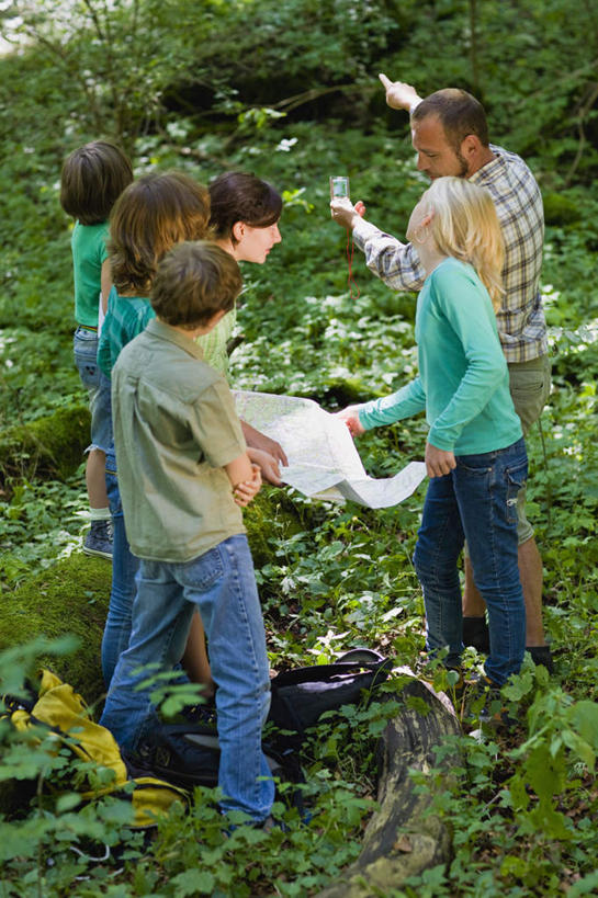 西方人,儿童,背部,伙伴,朋友,教师,站,笑,说,微笑,竖图,室外,白天,正面,衬衫,旅游,讨论,探险,友谊,草地,草坪,植物,道路,地图,欧洲,欧洲人,握,阴影,服装,光线,信息,包,方格,格子,影子,交通,许多人,拿,旅行包,拿着,注视,休闲装,方向,刺激,草,树,树木,小孩,衣服,绿色,阳光,自然,背包,观察,看,站着,一群人,享受,休闲,同学,休闲服,握着,服饰,生长,成长,观看,引导,指引,察看,校友,关注,惊险,户外运动,考察,同窗,学友,旅游包,交流,冒险,友情,男孩,男人,男性,女孩,女人,女性,中年男性,白种人,讲师,教授,老师,沟通,讲话,交谈,商讨,说话,谈话,站立,彩图,全身,衬衣,导航,双肩包,男生,女生