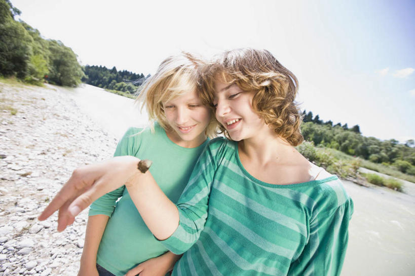 西方人,儿童,两个人,家庭,姐妹,站,笑,微笑,露齿笑,横图,室外,白天,正面,纯洁,草地,草坪,河流,沙滩,水,植物,蝴蝶,欧洲,欧洲人,阴影,服装,光线,昆虫,沙子,影子,河岸,河水,河滩,水流,云,云朵,棕色,沙地,云彩,注视,休闲装,草,树,树木,一只,小孩,衣服,蓝色,绿色,白云,蓝天,天空,阳光,自然,动物,天,观察,看,站着,休闲,温暖,温馨,一家人,休闲服,金色,可爱,童年,童趣,服饰,生长,晴朗,成长,观看,和睦,察看,关注,益虫,童真,烂漫,无邪,停驻,天真,女孩,女人,女性,白种人,卷发,晴空,站立,半身,彩图,融洽,女生