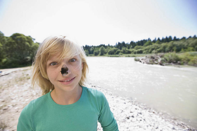 西方人,儿童,头发,一个人,站,笑,微笑,横图,室外,白天,正面,T恤衫,纯洁,草地,草坪,河流,沙滩,水,植物,蝴蝶,欧洲,欧洲人,仅一个女性,仅一个人,阴影,服装,光线,昆虫,沙子,影子,河岸,河水,河滩,水流,云,云朵,沙地,T恤,云彩,注视,休闲装,草,树,树木,一只,小孩,衣服,蓝色,绿色,白云,蓝天,天空,阳光,自然,动物,天,观察,看,站着,仅一个小孩,休闲,休闲服,金色,可爱,童年,童趣,服饰,生长,晴朗,成长,观看,波光粼粼,察看,关注,益虫,童真,烂漫,无邪,停驻,天真,女孩,女人,女性,白种人,孩子,晴空,站立,半身,彩图,女生