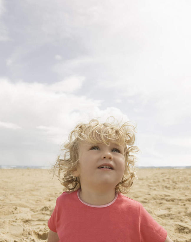 西方人,儿童,一个人,站,竖图,室外,白天,正面,T恤衫,纯洁,沙滩,欧洲,欧洲人,仅一个女性,仅一个人,阴影,服装,光线,沙子,影子,海岸,云,云朵,沙地,T恤,云彩,注视,休闲装,小孩,衣服,红色,蓝色,白云,蓝天,天空,阳光,天,看,站着,仅一个小孩,休闲,休闲服,金色,可爱,童年,童趣,服饰,晴朗,关注,童真,烂漫,无邪,天真,女孩,女人,女性,白种人,孩子,卷发,海滩,晴空,抬头,仰头,站立,半身,彩图,女生