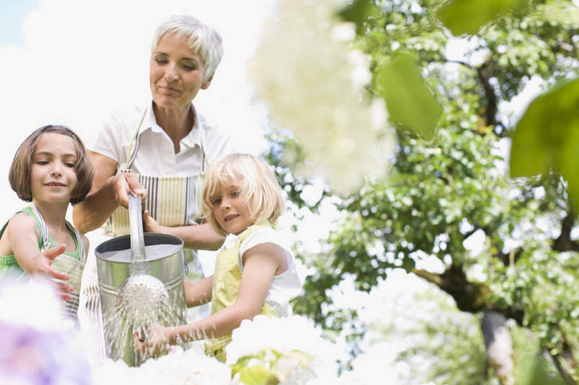 西方人,儿童,老年人,三个人,家庭,祖母,站,笑,微笑,横图,室外,白天,仰视,纯洁,花海,花圃,植物,叶子,欧洲,欧洲人,握,阴影,服装,朦胧,模糊,盛开,光线,壶,围裙,影子,云,云朵,拿,花蕾,云彩,洒水壶,拿着,注视,休闲装,浇水,水壶,花,花瓣,花朵,花卉,鲜花,树,树木,小孩,衣服,蓝色,绿色,白云,蓝天,天空,阳光,自然,花丛,花束,花田,天,花苞,花蕊,观察,看,站着,休闲,温暖,温馨,一家人,休闲服,可爱,童年,童趣,握着,服饰,洒水,生长,晴朗,奶奶,成长,观看,祖孙,和睦,察看,关注,童真,烂漫,无邪,外婆,外孙女,外祖母,浇水壶,天真,老年女性,女孩,女人,女性,白种人,孩子,孙女,晴空,站立,半身,彩图,低角度拍摄,融洽,女生