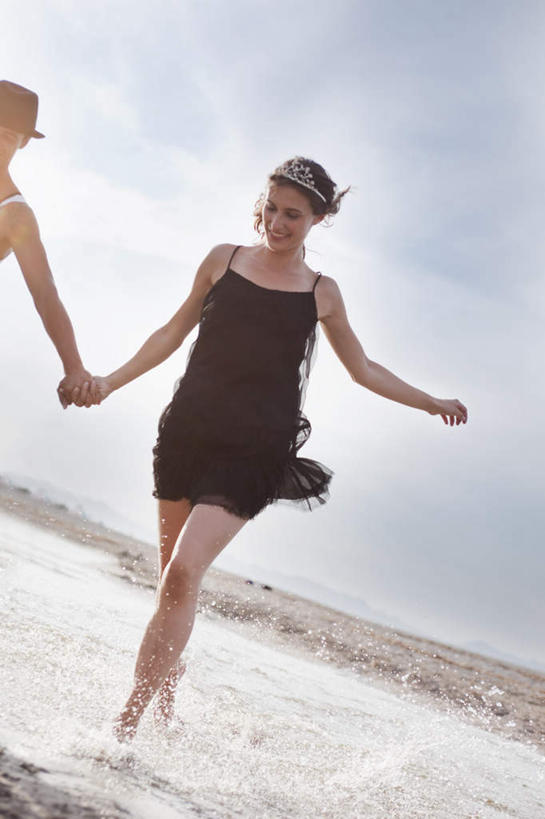 西方人,两个人,夫妻,握手,笑,微笑,竖图,室外,白天,仰视,裙子,爱情,海浪,海洋,沙滩,欧洲,欧洲人,奔驰,阴影,连衣裙,光线,沙子,影子,海岸,浪花,云,云朵,沙地,浪漫,云彩,注视,光脚,蓝色,黑色,白云,蓝天,天空,阳光,海水,天,奔跑,观察,看,赤脚,恩爱,恋人,晴朗,观看,察看,关注,海景,男人,男性,年轻男性,年轻女性,女人,女性,白种人,夫妇,情侣,大海,风浪,海,海水的波动,海滩,近岸浪,涌浪,晴空,搀手,拉手,手搀手,手拉手,手牵手,手握手,半身,彩图,低角度拍摄,伴侣