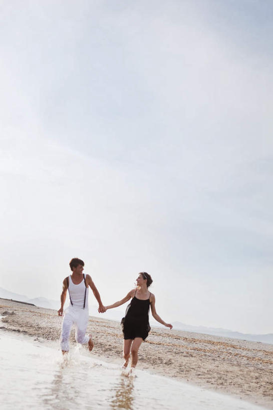 西方人,两个人,夫妻,握手,笑,微笑,竖图,室外,白天,正面,裙子,爱情,海浪,海洋,沙滩,欧洲,欧洲人,奔驰,阴影,连衣裙,服装,裤子,光线,背心,沙子,影子,海岸,浪花,云,云朵,沙地,浪漫,云彩,注视,光脚,衣服,蓝色,黑色,白云,倒影,蓝天,天空,阳光,海水,天,奔跑,观察,看,赤脚,背带裤,恩爱,恋人,服饰,晴朗,观看,察看,倒映,衣着,穿着,关注,海景,衣饰,反照,饭单裤,工装裤,男人,男性,年轻男性,年轻女性,女人,女性,白种人,夫妇,情侣,大海,风浪,海,海水的波动,海滩,近岸浪,涌浪,晴空,搀手,拉手,手搀手,手拉手,手牵手,手握手,彩图,全身,伴侣