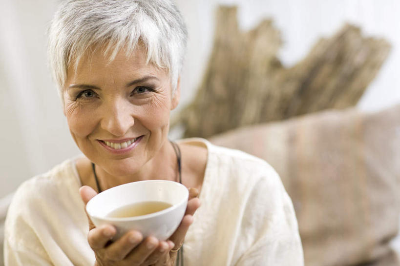 西方人,脸,头,脸颊,头发,一个人,客厅,坐,笑,微笑,露齿笑,横图,室外,特写,白天,正面,幸福,茶,靠垫,沙发,杯子,项链,欧洲,欧洲人,仅一个女性,仅一个人,握,服装,朦胧,模糊,茶叶,靠枕,拿,拿着,注视,休闲装,娱乐,肩膀,装饰品,衣服,白色,饰品,首饰,水杯,垫子,枕头,观察,看,仅一个中年女性,享受,休闲,温馨,休闲服,放松,乐趣,握着,服饰,观看,察看,提神,起居室,舒适,关注,醒脑,布艺沙发,客堂,女人,女性,中年女性,白种人,头部,脸部,脸蛋,面部,茶杯,坐着,半身,彩图,短发