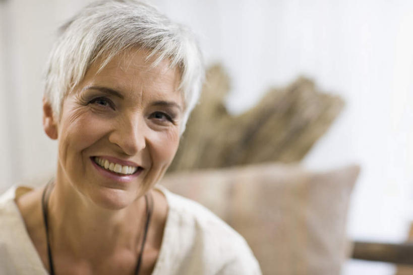 西方人,脸,头,脸颊,头发,一个人,客厅,坐,笑,微笑,露齿笑,横图,室外,特写,白天,正面,靠垫,沙发,项链,欧洲,欧洲人,仅一个女性,仅一个人,服装,朦胧,模糊,靠枕,注视,休闲装,肩膀,装饰品,衣服,白色,饰品,首饰,垫子,枕头,观察,看,仅一个中年女性,休闲,休闲服,服饰,观看,察看,起居室,关注,布艺沙发,客堂,女人,女性,中年女性,白种人,头部,脸部,脸蛋,面部,坐着,半身,彩图,短发