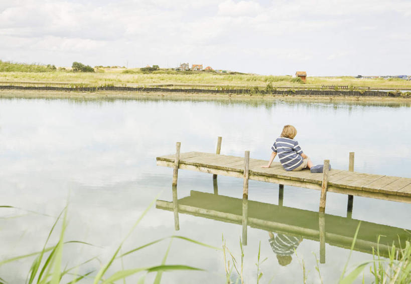 西方人,儿童,一个人,坐,横图,室外,白天,纯洁,湖,湖泊,水,植物,欧洲,欧洲人,仅一个男性,仅一个人,撑,阴影,条纹,服装,枯萎,光线,木板,影子,湖面,水流,水面,云,云朵,桥,枯草,木桥,云彩,休闲装,栈桥,草,小孩,背面,衣服,黄色,倒影,天空,阳光,湖水,天,仅一个小孩,休闲,休闲服,可爱,童年,童趣,服饰,人行桥,木板桥,倒映,撑着,童真,烂漫,无邪,反照,天真,男孩,男人,男性,白种人,孩子,坐着,彩图,全身,男生
