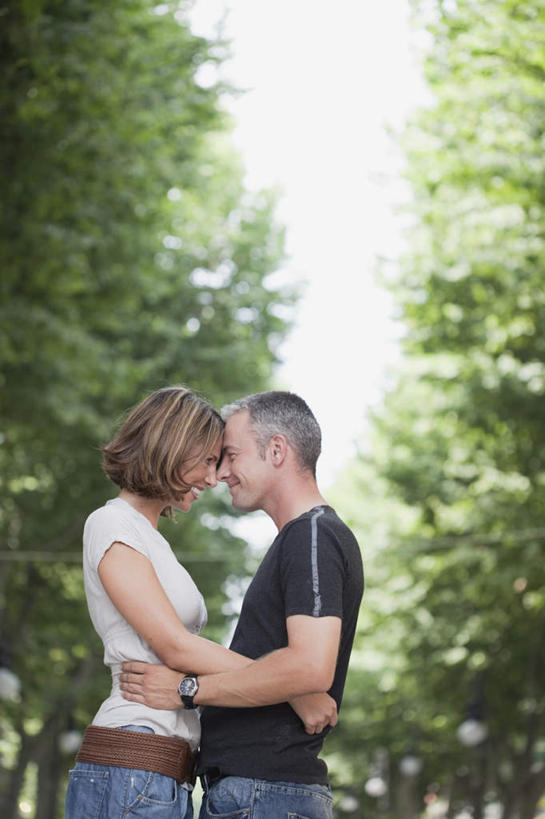 西方人,中年人,两个人,家庭,夫妻,公园,站,抱,笑,吻,微笑,竖图,室外,白天,侧面,T恤衫,爱情,树林,植物,欧洲,欧洲人,阴影,服装,裤子,朦胧,模糊,光线,影子,浪漫,T恤,牛仔裤,休闲装,相视,树,树木,衣服,绿色,阳光,自然,站着,休闲,温暖,温馨,一家人,面对面,休闲服,恩爱,恋人,服饰,生长,成长,抱着,对视,和睦,互视,搂着,相对,相看,男人,男性,女人,女性,中年男性,中年女性,白种人,夫妇,情侣,搂,搂抱,亲,亲吻,站立,半身,彩图,伴侣,融洽