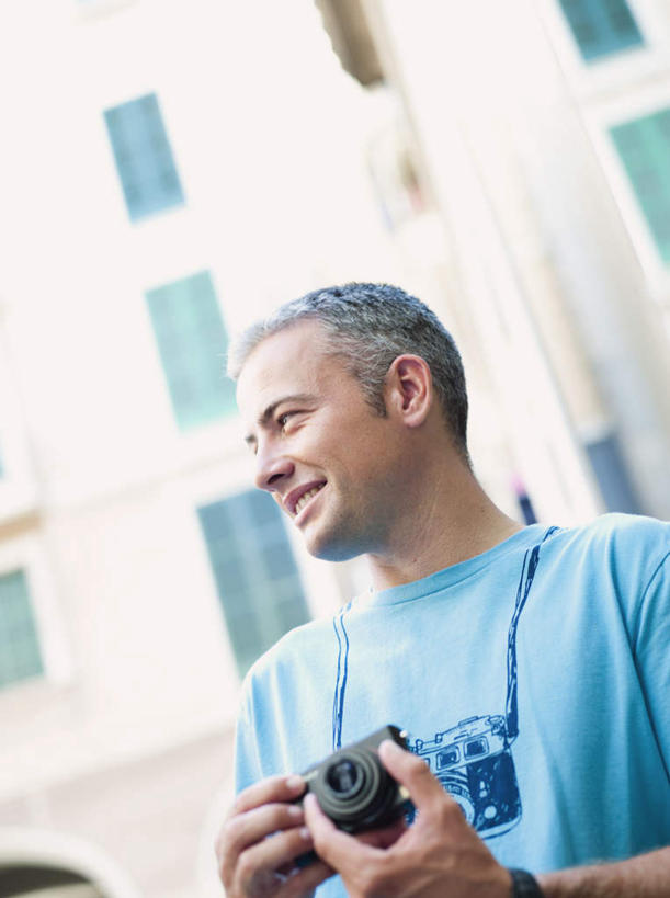 西方人,一个人,家,站,笑,微笑,竖图,室外,白天,仰视,T恤衫,窗户,相机,欧洲,欧洲人,仅一个男性,仅一个人,仅一个中年男性,握,阴影,服装,光线,影子,房屋,屋子,拿,T恤,拿着,注视,休闲装,楼房,玻璃窗,住宅,拍照,衣服,蓝色,阳光,数码相机,观察,看,站着,休闲,休闲服,握着,摄影,服饰,观看,察看,关注,男人,男性,中年男性,白种人,照相机,站立,半身,彩图,低角度拍摄,照相,房子