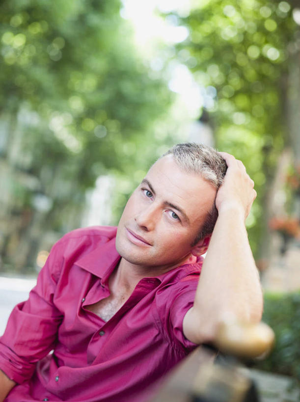 西方人,一个人,坐,笑,微笑,竖图,室外,白天,正面,衬衫,植物,道路,路,公路,椅子,欧洲,欧洲人,仅一个男性,仅一个人,仅一个中年男性,撑,阴影,朦胧,模糊,光线,影子,长椅,木椅,地面,交通,托腮,注视,树,树木,红色,绿色,阳光,自然,观察,看,托,生长,成长,观看,察看,关注,托下巴,男人,男性,中年男性,白种人,马路,坐着,半身,彩图,衬衣