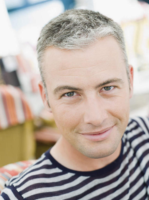 西方人,脸,头,脸颊,一个人,站,笑,微笑,竖图,室外,特写,白天,正面,欧洲,欧洲人,仅一个男性,仅一个人,仅一个中年男性,阴影,条纹,服装,朦胧,模糊,光线,影子,注视,休闲装,衣服,阳光,观察,看,站着,休闲,休闲服,服饰,观看,察看,关注,男人,男性,中年男性,白种人,头部,脸部,脸蛋,面部,站立,半身,彩图