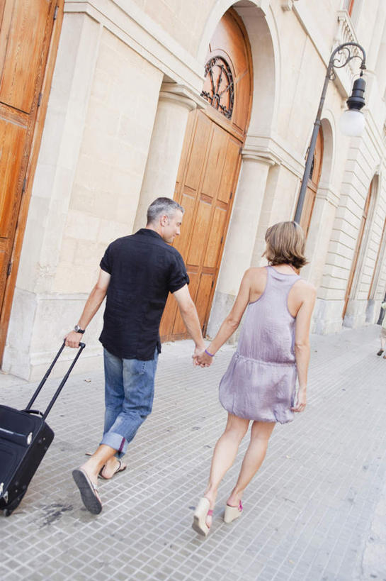 西方人,中年人,两个人,家庭,夫妻,走,拉,握手,竖图,室外,白天,裙子,T恤衫,爱情,道路,路,公路,欧洲,欧洲人,连衣裙,服装,裤子,拉杆箱,旅行箱,交通,浪漫,T恤,牛仔裤,休闲装,背面,衣服,紫色,行李箱,箱子,休闲,温暖,温馨,一家人,休闲服,恩爱,恋人,服饰,出差,和睦,男人,男性,女人,女性,中年男性,中年女性,白种人,夫妇,情侣,马路,步行,搀手,拉手,散步,手搀手,手拉手,手牵手,手握手,走路,彩图,全身,旅行,伴侣,融洽