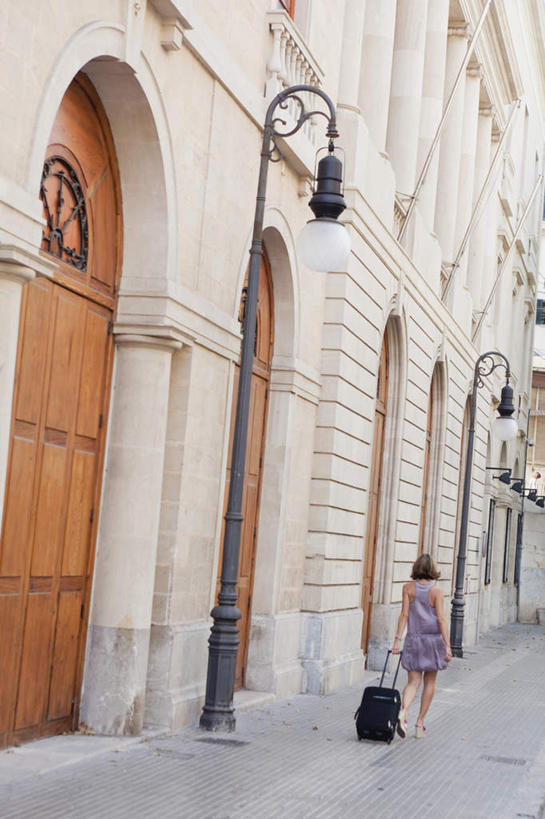 西方人,一个人,走,拉,笑,微笑,竖图,室外,白天,裙子,道路,路,公路,欧洲,欧洲人,仅一个女性,仅一个人,连衣裙,拉杆箱,旅行箱,交通,注视,背面,紫色,行李箱,箱子,观察,看,仅一个中年女性,观看,出差,察看,关注,女人,女性,中年女性,白种人,马路,步行,散步,走路,彩图,全身,旅行