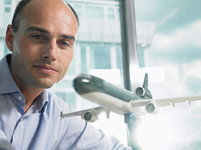 西方人,脸,头,脸颊,一个人,商务人士,商务男性,办公室,坐,笑,微笑,横图,室内,特写,白天,正面,衬衫,窗户,飞机,欧洲,欧洲人,仅一个男性,仅一个人,仅一个中年男性,阴影,套装,朦胧,模糊,光线,影子,云,云朵,交通,云彩,注视,航空,肩膀,玻璃窗,一个,蓝色,白云,蓝天,天空,阳光,模型,交通工具,天,观察,看,运输,晴朗,单个,观看,察看,客机,关注,载具,商务装,工薪阶层,男人,男性,中年男性,白种人,头部,脸部,脸蛋,面部,白领,上班族,晴空,坐着,半身,彩图,衬衣