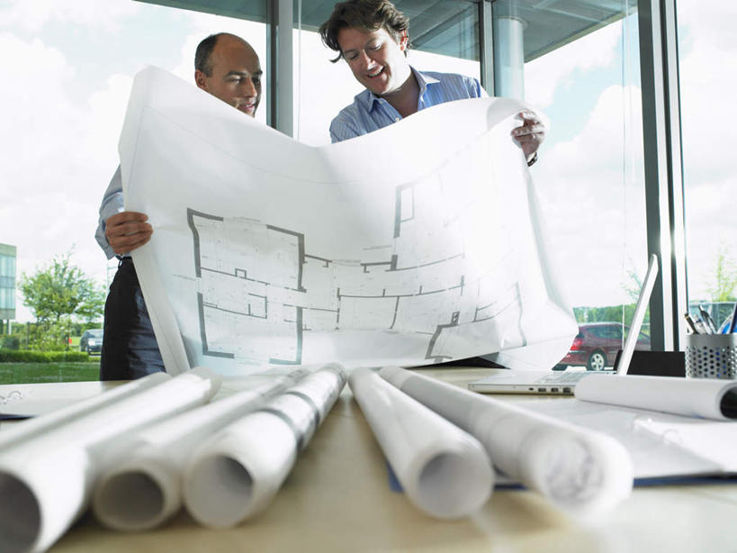 西方人,两个人,伙伴,朋友,商务人士,商务男性,办公室,站,笑,说,微笑,露齿笑,横图,室内,白天,仰视,衬衫,讨论,友谊,合作,团队,草地,草坪,植物,窗户,桌面,桌子,欧洲,欧洲人,许多,握,阴影,套装,开会,卷曲,会议,光线,图纸,影子,办公桌,云,云朵,设计图,拿,云彩,拿着,注视,玻璃窗,草,树,树木,蓝色,绿色,白云,蓝天,天空,阳光,自然,天,观察,看,站着,战略,握着,生长,晴朗,成长,观看,察看,关注,商务装,工程图,草图,蓝图,工薪阶层,联合,合谋,交流,配合,协作,男人,男性,中年男性,白种人,白领,上班族,设计,晴空,沟通,讲话,交谈,商讨,说话,谈话,站立,半身,彩图,低角度拍摄,衬衣