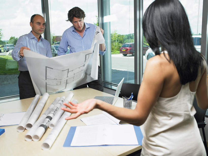 西方人,背部,三个人,伙伴,朋友,商务人士,商务男性,商务女性,办公室,站,笑,说,微笑,露齿笑,横图,室内,白天,正面,衬衫,讨论,友谊,合作,团队,电脑,笔记本电脑,草地,草坪,植物,窗户,桌面,桌子,欧洲,欧洲人,许多,握,阴影,套装,开会,卷曲,会议,光线,网络,图纸,影子,办公桌,云,云朵,设计图,拿,云彩,拿着,注视,通讯设备,玻璃窗,草,树,树木,蓝色,绿色,白云,蓝天,天空,阳光,自然,天,观察,看,站着,战略,握着,生长,晴朗,成长,观看,察看,无线,关注,通信设备,商务装,无线网络,工程图,草图,蓝图,无线上网,便携式电脑,工薪阶层,联合,合谋,交流,配合,协作,手提电脑,男人,男性,年轻女性,女人,女性,中年男性,白种人,白领,上班族,设计,晴空,沟通,讲话,交谈,商讨,说话,谈话,站立,半身,彩图,衬衣