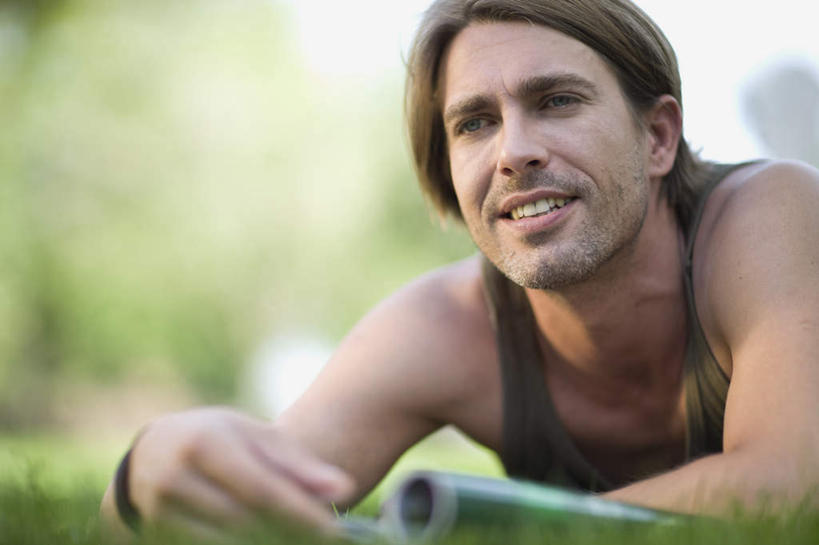 西方人,胡须,一个人,笑,微笑,露齿笑,横图,室外,白天,正面,阅读,草地,草坪,植物,杂志,欧洲,欧洲人,仅一个男性,仅一个人,仅一个中年男性,握,学习,阴影,服装,朦胧,模糊,光线,背心,影子,拿,拿着,注视,草,树,树木,衣服,绿色,灰色,阳光,自然,观察,看,趴着,读书,浏览,握着,服饰,生长,成长,观看,察看,衣着,穿着,关注,衣饰,男人,男性,中年男性,白种人,胡子,络腮胡,趴,半身,彩图