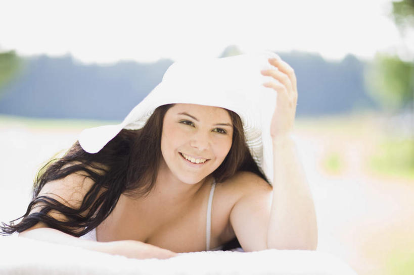 西方人,一个人,笑,微笑,露齿笑,横图,室外,白天,正面,泳装,比基尼,草地,草坪,沙滩,山,植物,帽子,椅子,欧洲,欧洲人,仅一个年轻女性,仅一个女性,仅一个人,阴影,朦胧,模糊,光线,沙子,影子,木椅,躺椅,海岸,山峰,棕色,沙地,山峦,注视,草,树,树木,绿色,白色,天空,阳光,自然,遮阳帽,垫子,天,观察,看,趴着,生长,成长,观看,察看,关注,年轻女性,女人,女性,白种人,长发,卷发,海滩,趴,半身,彩图,三点式,泳衣